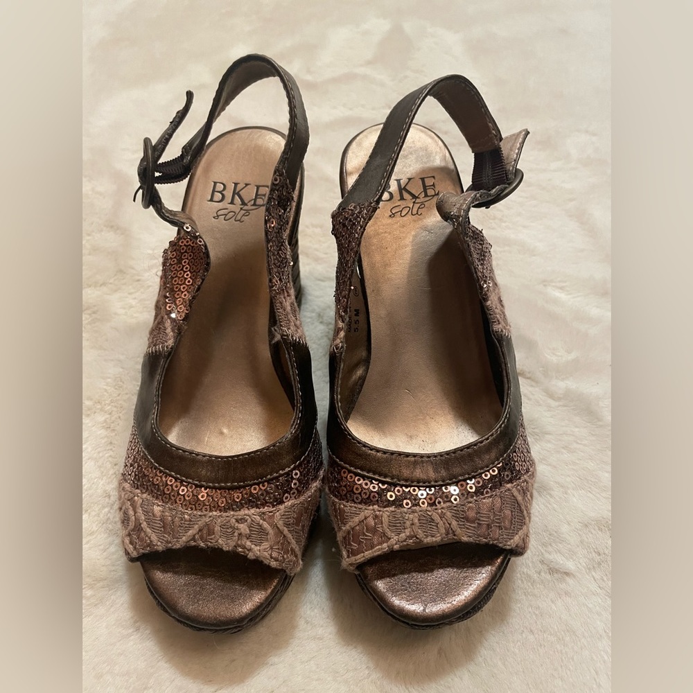 BKE Plana Platform Wedges Sandals Ankle Strap Buckle Sequin Beige Brown size 5.5